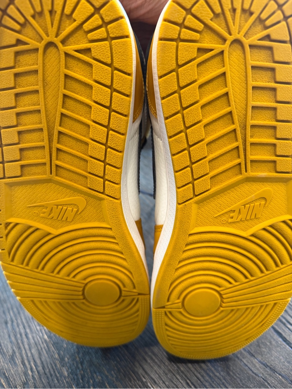 Jordan 1 Retro High OG Yellow Ochre Sneaker men’s size 10 - Picture 11 of 11